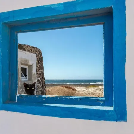 Beachfront Two Bedrooms House Casa Toral بيت للعطل *