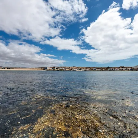 Beachfront Two Bedrooms House Casa Toral بيت للعطل *